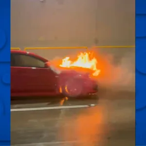 Carro pega fogo dentro do túnel Antonieta de Barros na Capital