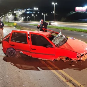 Carro sai da pista, capota e jovem morre preso às ferragens no Oeste catarinense