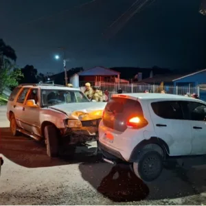 Colisão frontal deixa gestante ferida e motorista detido