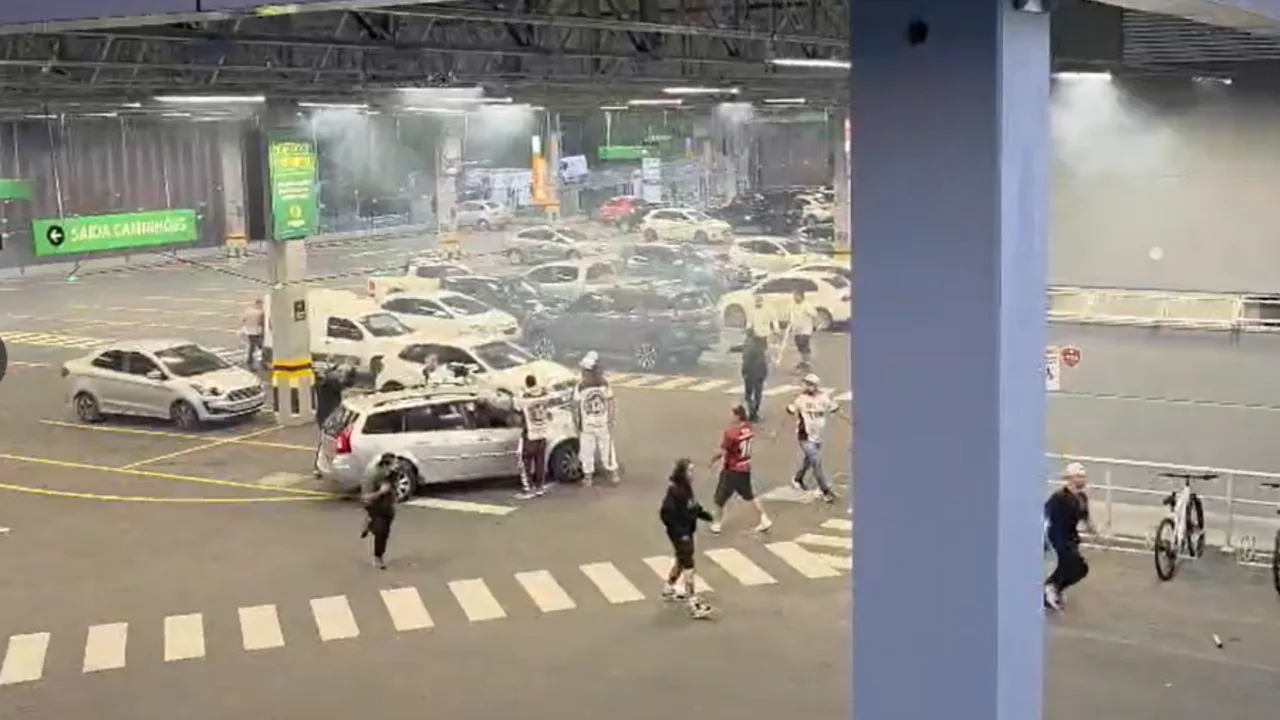 Confronto entre torcedores em SC tem agressões e fogos de artifício em estacionamento