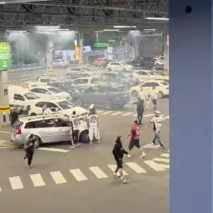 Confronto entre torcedores em SC tem agressões e fogos de artifício em estacionamento