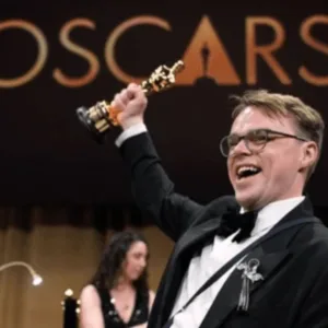 Diretor vencedor do Oscar 2026 perde prêmio em voo; estatueta é localizada | Foto: Reprodução/Redes Sociais
