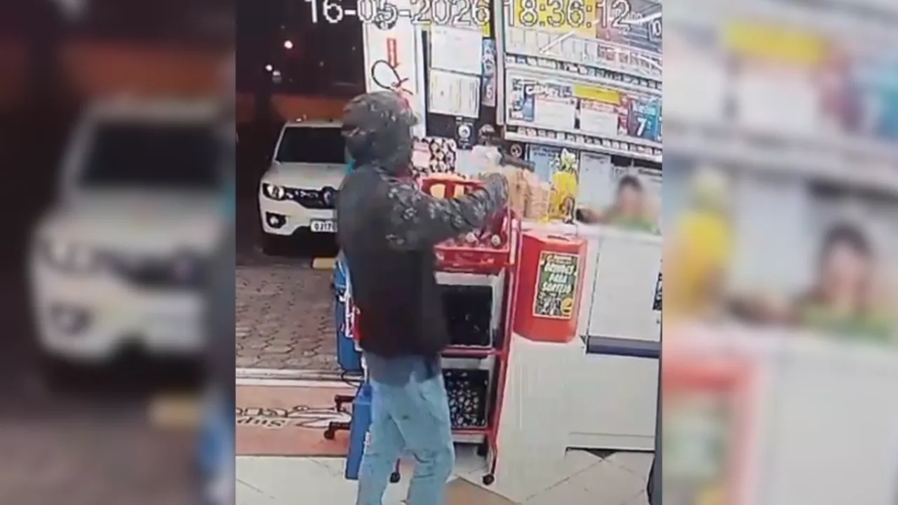 Dupla armada invade supermercado, rende clientes e foge em SC