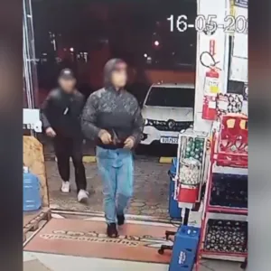Dupla armada invade supermercado, rende clientes e foge em SC