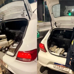 Dupla é presa transportando 50 kg de maconha do PR para sul de SC | Foto: PRF/Reprodução