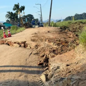 Erosão 'parte' rua ao meio e bloqueia acesso à Colônia Japonesa em Itajaí | Foto: Secom/Eduardo Murara/Divulgação