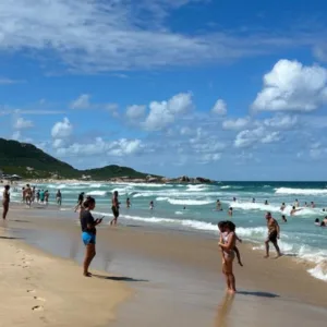 Estudo detecta protetor solar nas águas das praias de Florianópolis