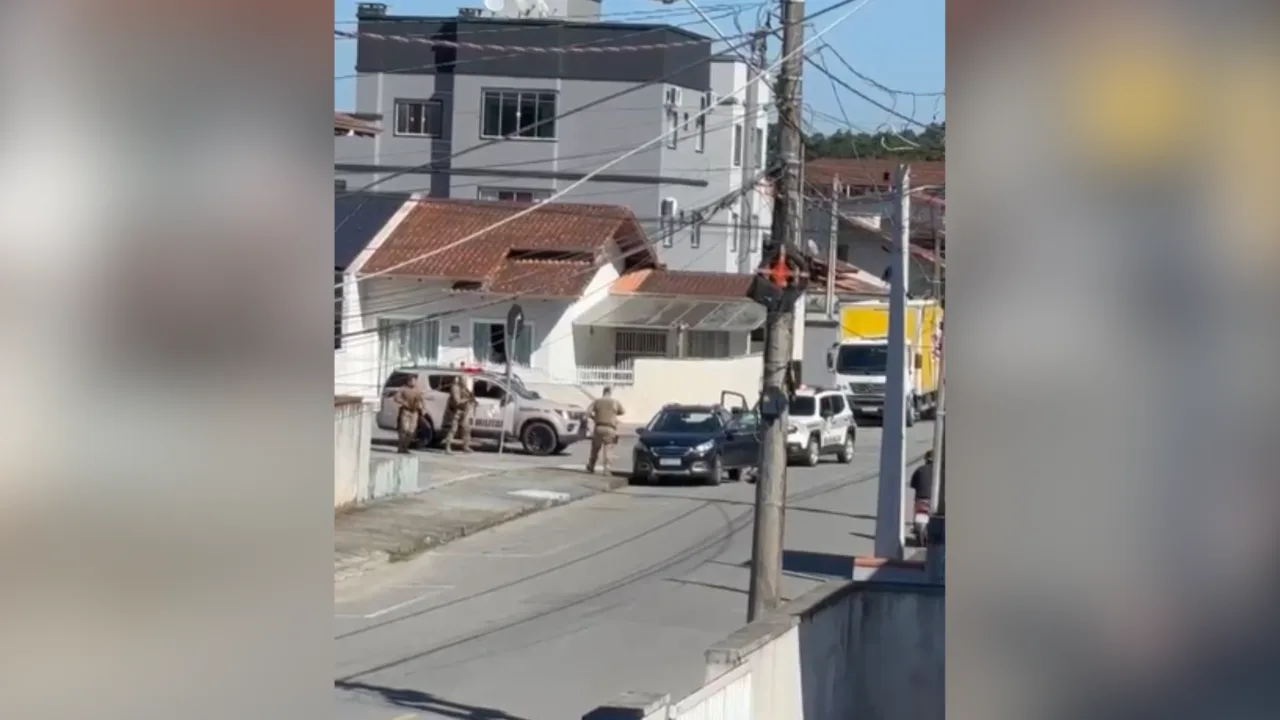 Família é feita refém durante assalto e criminosos fogem com carro em SC