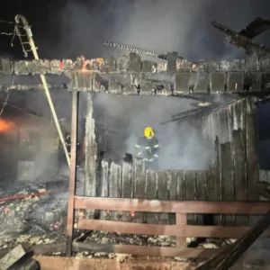 Família perde tudo após incêndio em casa de madeira em Lages