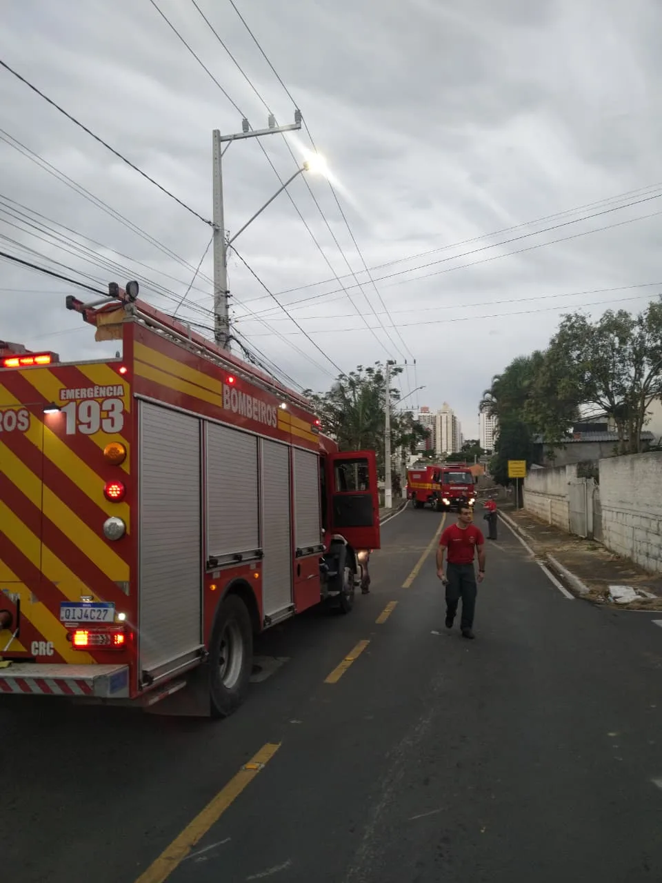 Fortes ventos provocam quedas de árvores e mobilizam bombeiros em Criciúma (3)