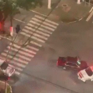 Fuga em alta velocidade termina com batida em viatura e quase atropelamento em SC
