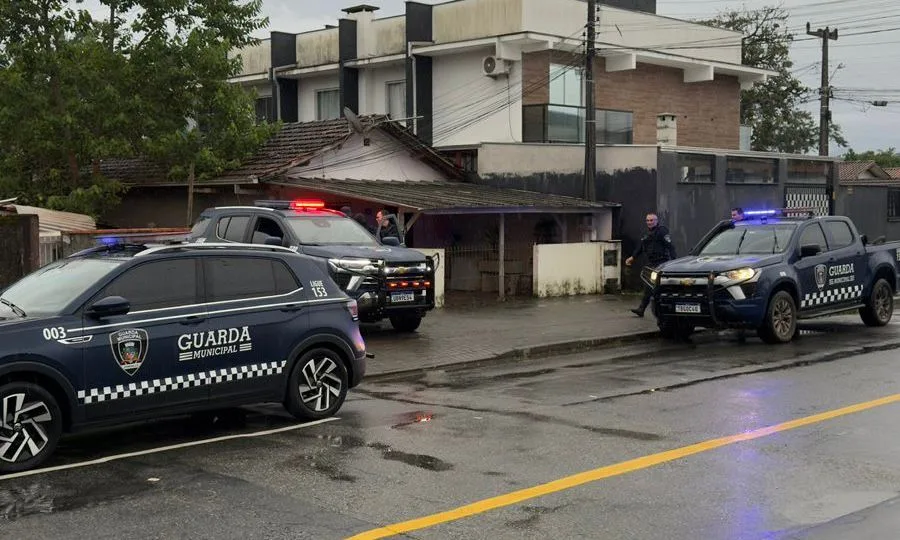 Grupo suspeito de arrombar comércios com golpe da marcha ré é alvo de operação em Joinville