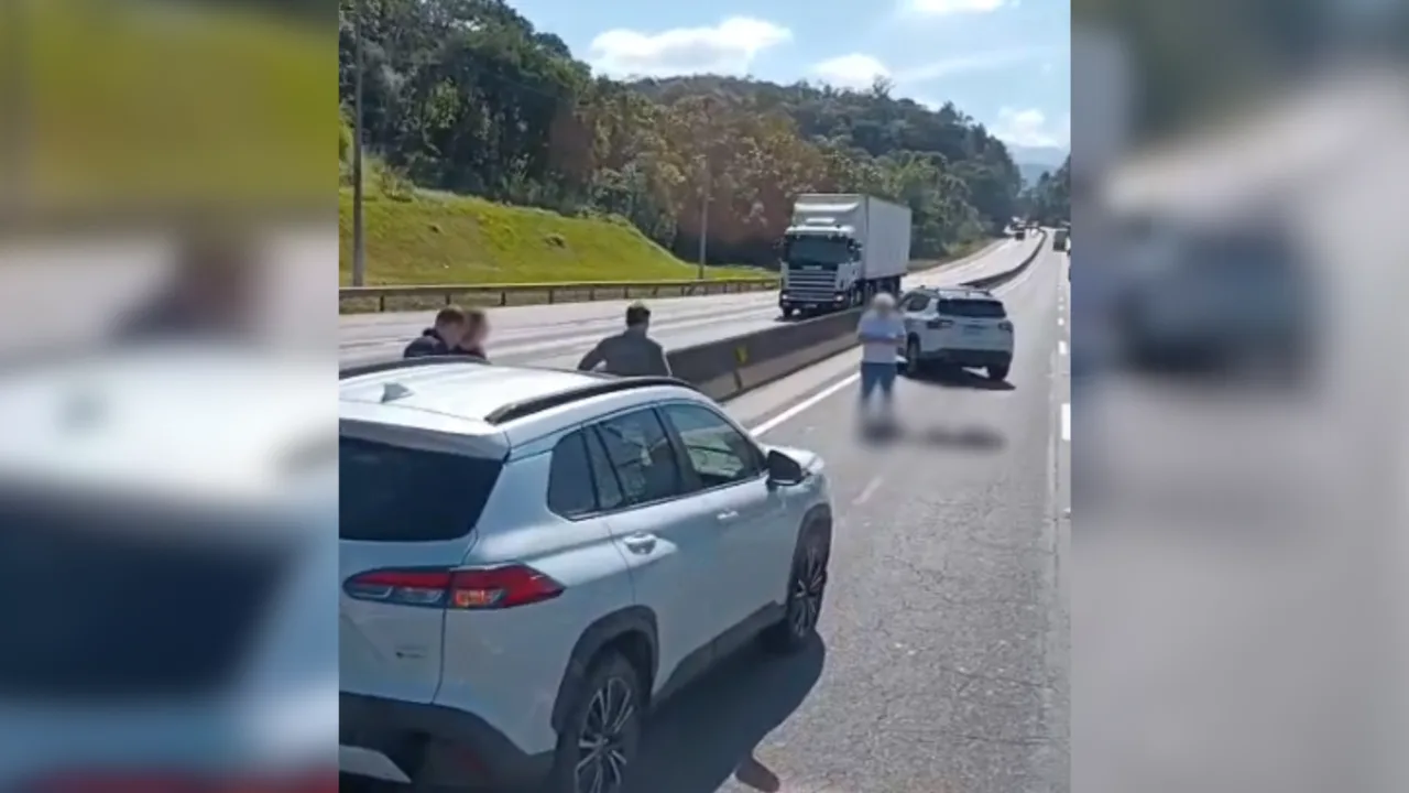 Homem é atropelado ao atravessar BR-101 caminhando em SC