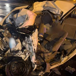 Homem morre após carro invadir pista contrária e bater de frente em caminhão em SC