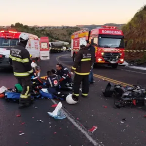 Homem morre após grave acidente entre moto e caminhão na Serra Catarinense