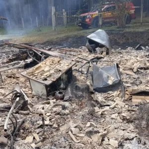 Homem morre carbonizado em incêndio no interior de SC