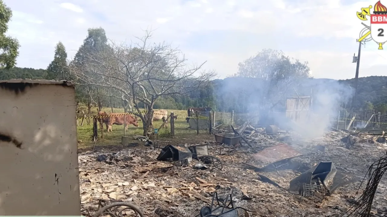 Homem morre carbonizado em incêndio no interior de SC