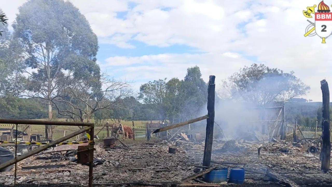 Homem morre carbonizado em incêndio no interior de SC