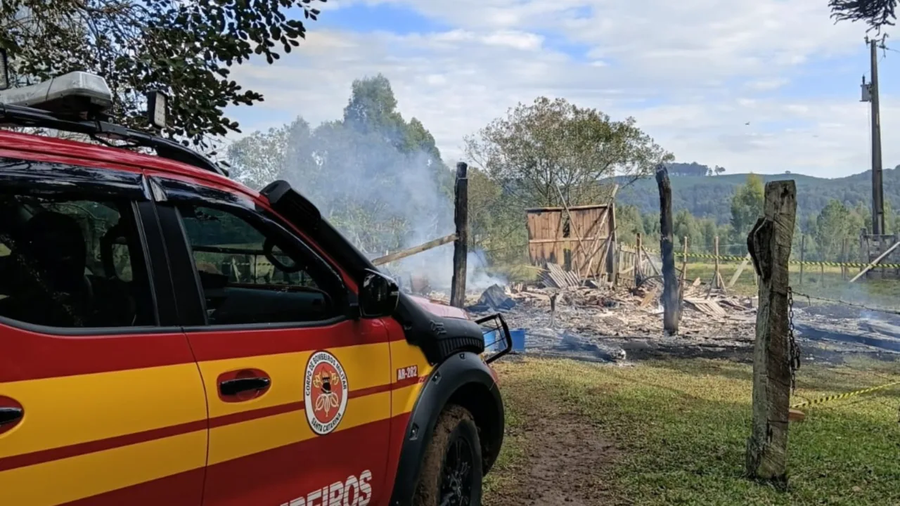 Homem morre carbonizado em incêndio no interior de SC