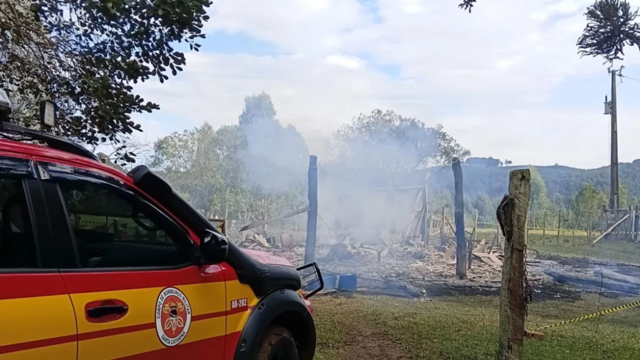 Homem morre carbonizado em incêndio no interior de SC