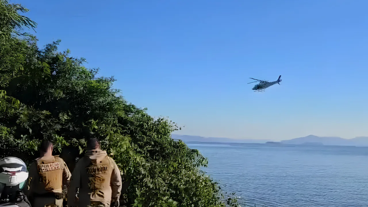Homem que ateou fogo em viatura agride mulher e foge para o mar em Florianópolis