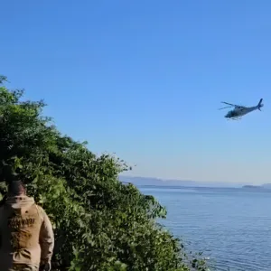 Homem que ateou fogo em viatura agride mulher e foge para o mar em Florianópolis | Foto: Reprodução/PMSC 