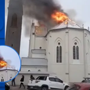 Incêndio atinge igreja centenária de Flores da Cunha no RS