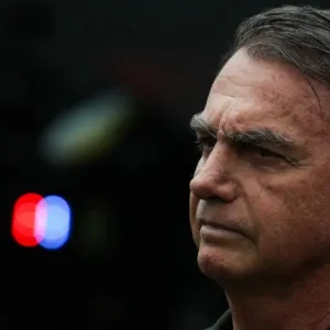 Jair Bolsonaro recebe alta do hospital após cirurgia