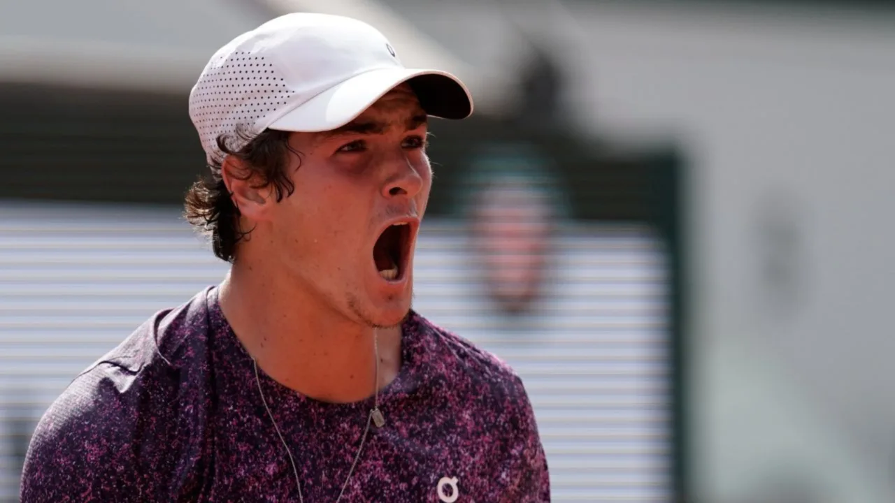 João Fonseca elimina Djokovic e avança em Roland Garros
