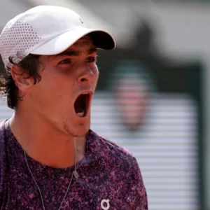 João Fonseca elimina Djokovic e avança em Roland Garros.| Foto: Reprodução/Roland Garros/Divulgação