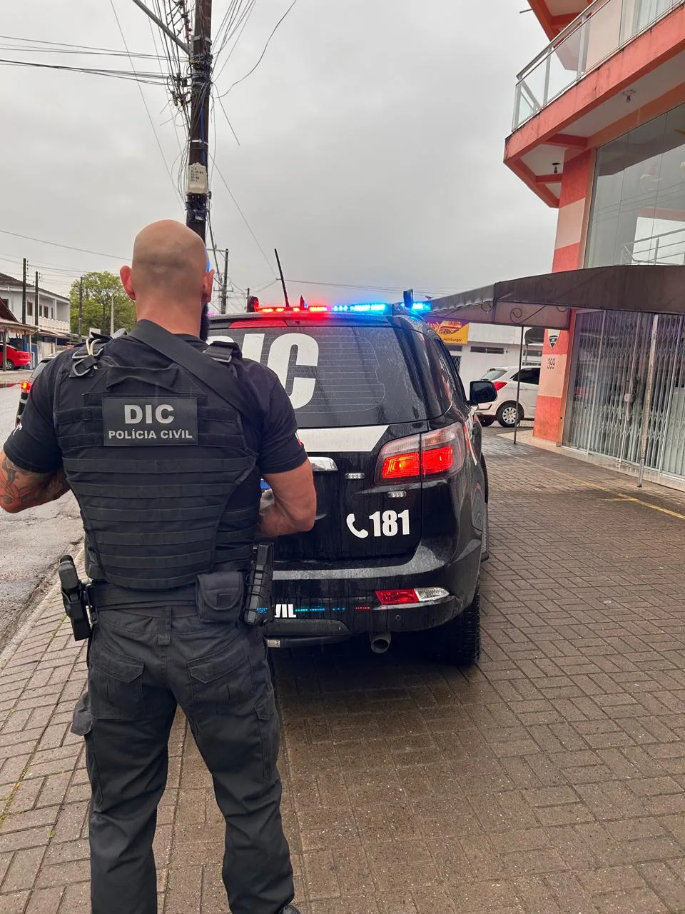 Jovem é preso após sequestrar a ex-namorada e exigir R$ 300 mil em SC