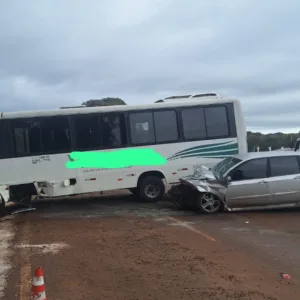Jovem morre após acidente envolvendo micro-ônibus na SC-283 - Imagem: Pmrv