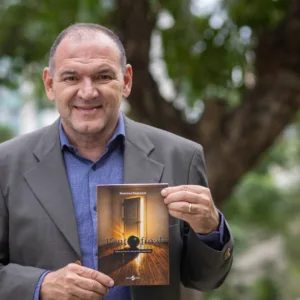 Livro 'Ponto Final' retrata em poesias o período difícil da pandemia | Foto: Jeferson Hinckel