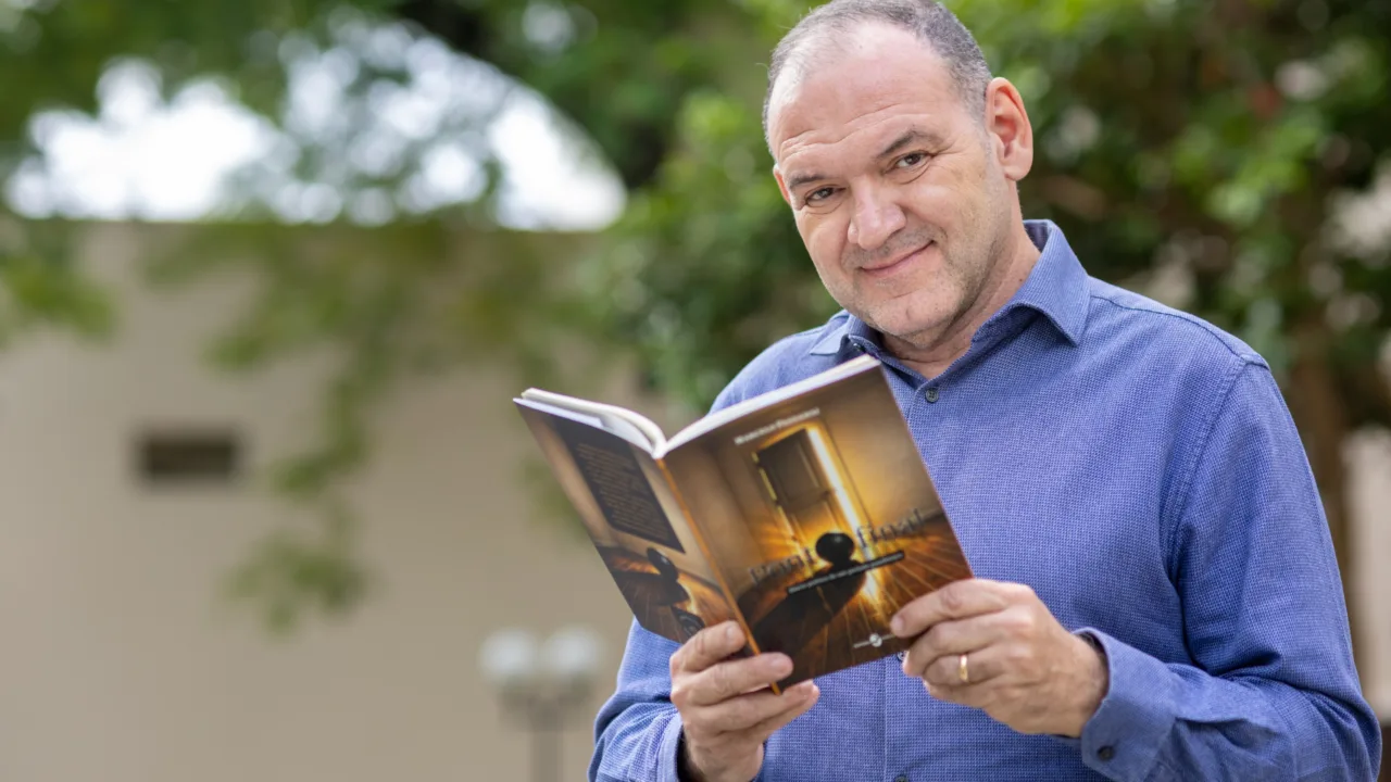 Livro 'Ponto Final' retrata em poesias o período difícil da pandemia (2)