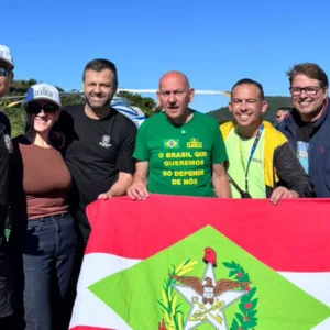 Luciano Hang participa da pesca da tainha em Bombinhas; veja vídeo