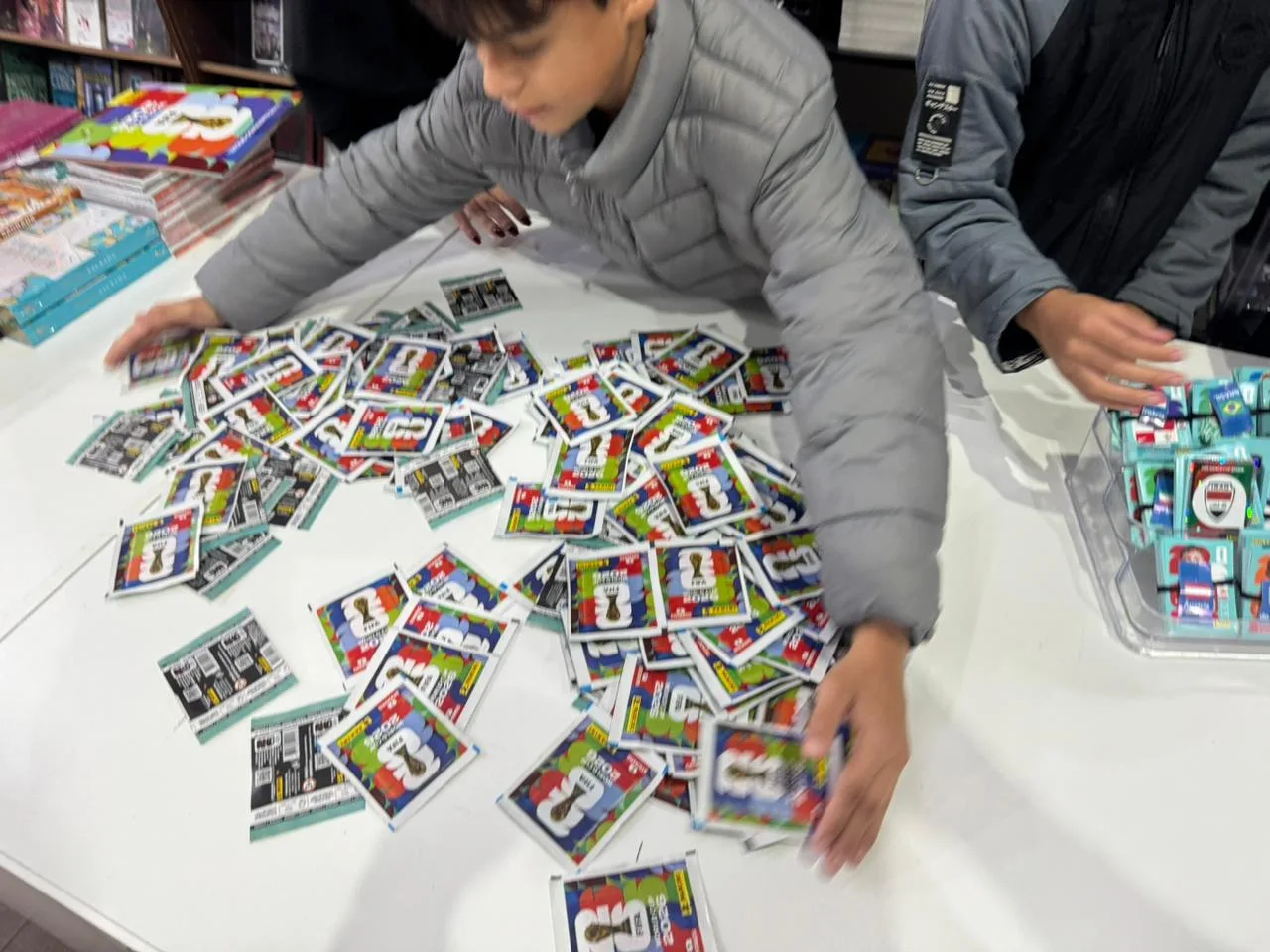 Mãe compra 14 mil figurinhas da Copa do Mundo para filho em SC e viraliza (2)