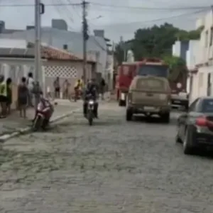 Mãe deixa filhos sozinhos para ir a festa e três crianças morrem em incêndio