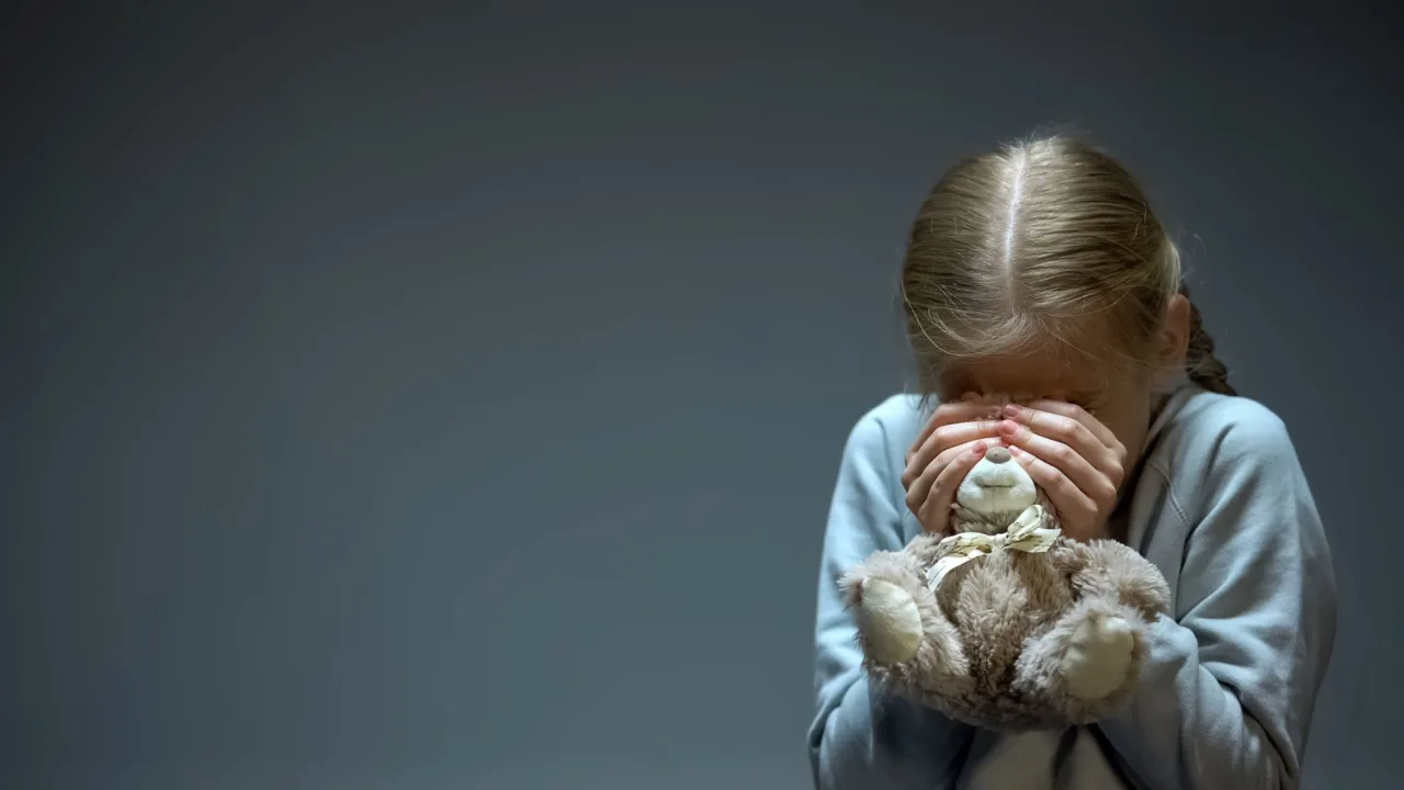 Mãe é indiciada por torturar e queimar filha de nove anos em Chapecó