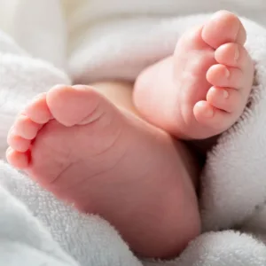 Mãe é presa após bebê de 1 ano ser encontrado abandonado e ferido em apartamento de SC (Imagem ilustrativa) | Foto: Canva
