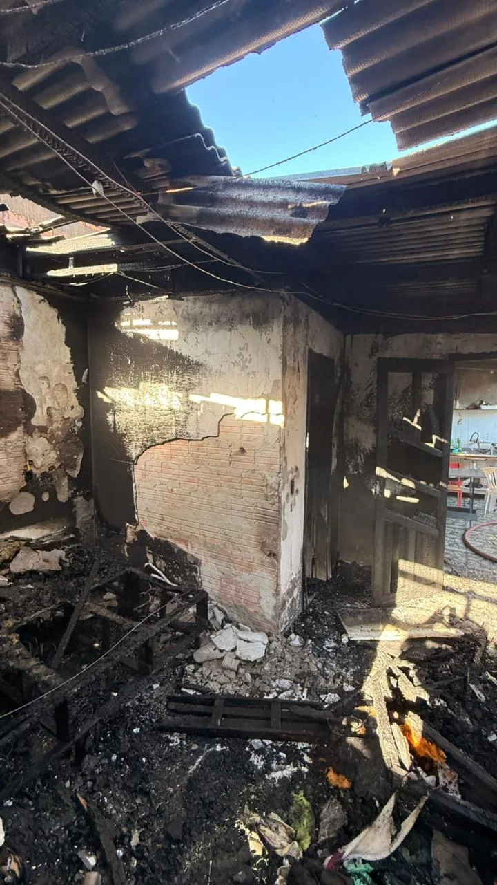 Mãe salva seis filhos de incêndio em kitnet no Litoral Norte de SC (1)