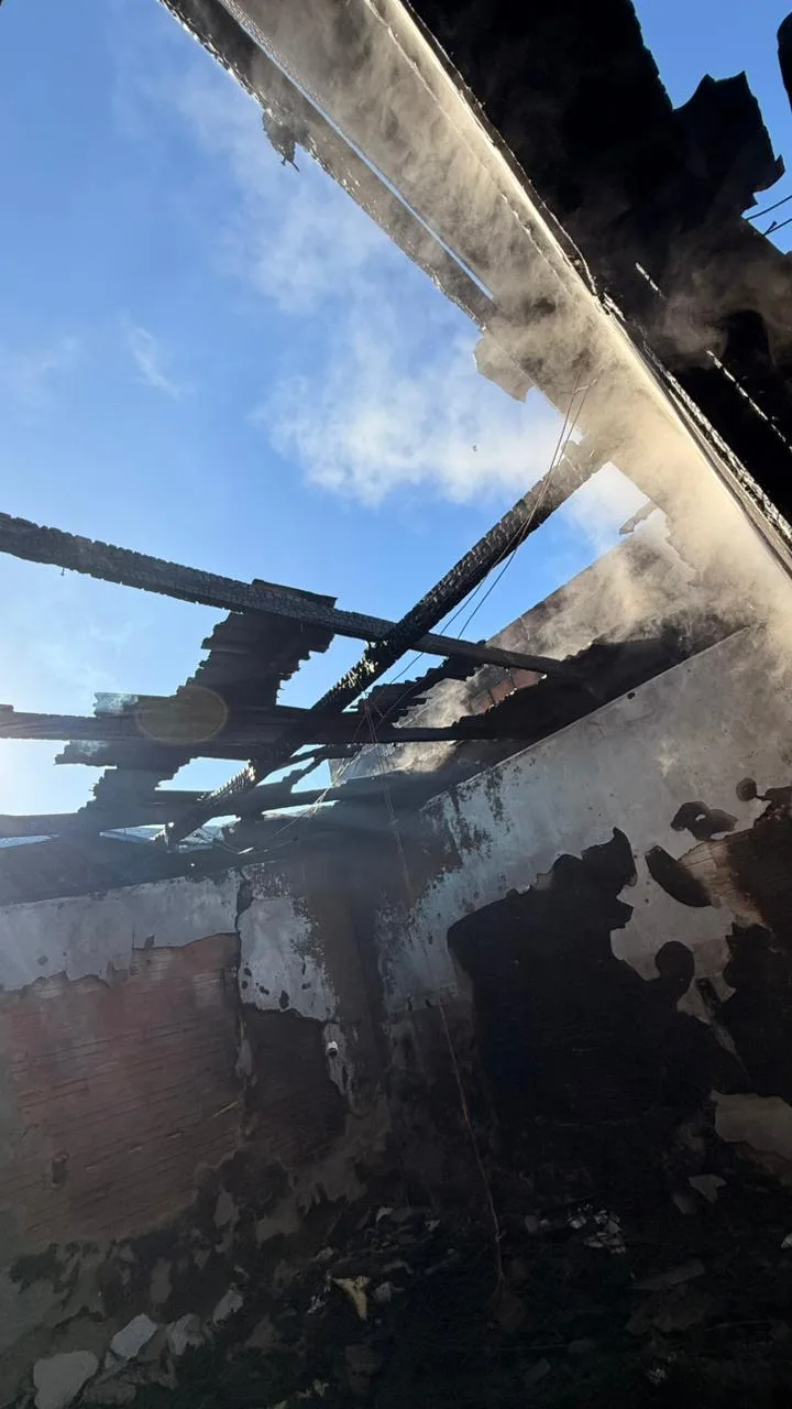 Mãe salva seis filhos de incêndio em kitnet no Litoral Norte de SC (1)