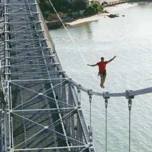 Manezinho tenta recorde mundial na Ponte Hercílio Luz.| Foto: Arquivo pessoal Rafa Bridi/ Divulgação