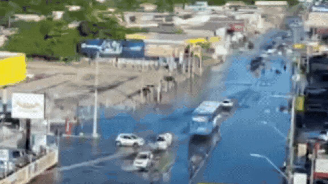 Maré alta provoca alagamentos e trava trânsito em Florianópolis neste domingo (3)