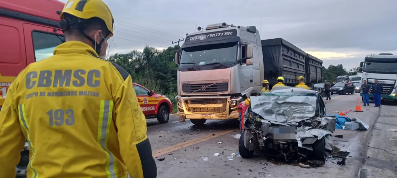 Menino morre após acidente que matou mãe e tio na BR-280