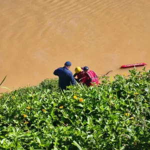 Moradores se assustam ao encontrar corpo boiando em rio de SC | Foto: Celio Bruns Jr/Portal da Cidade Brusque