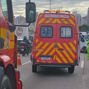 Motociclista perde equilíbrio, cai na pista e morre atropelado por caminhão na BR-101 em SC