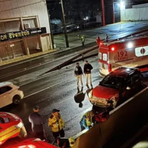 Motorista é ejetado após colisão contra guard-rail na BR-282 | Foto: 5º BBM