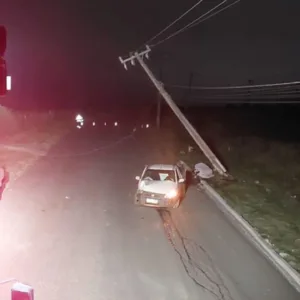 Motorista fica ferido após bater carro contra poste em Lages