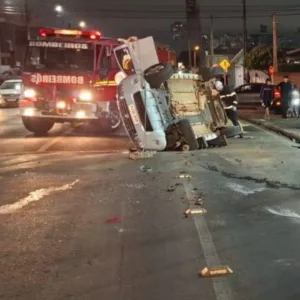 Motorista fica ferido após carro capotar em avenida de Lages