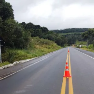 Motorista fica ferido após carro tombar na SC-114 em São Joaquim